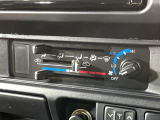寒い冬も暑い夏も全席に快適な空調を届けてくれる、ダイヤル式エアコンを装備♪