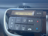 【オートエアコン】一度お好みの温度に設定すれば、車内の温度を検知し風量や温度を自動で調整。暑い&hellip;寒い&hellip;と何度もスイッチ操作をする必要はありません。快適な車内空間には必須の機能ですね♪