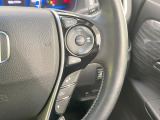 【アダプティブハイビーム】遠くまで明るく照らすハイビームを先行車や対向車に照射しない様、自動で調整!毎回手動で切り替える必要がなく、夜間走行時のストレスも軽減。安全性向上にも寄与します。