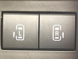 【両側パワースライドドア】スマートキーや運転席のスイッチで後席両側スライドドアの開閉が可能♪電動だから力を入れてドアを開ける必要が無く、小さなお子様でも簡単に開け閉めでき快適です♪