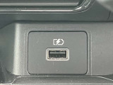 USB電源ソケット、各USB電源ソケットはモバイル機器などの充電専用で、ディーラーオプションのオリジナルナビやオーディオとは連動しません。