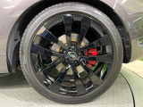 純正23インチアルミ『こだわりを持ってモデル別にデザインされています。しつこい鉄粉や錆に高い効果を発揮する「ホイールコーティング」の施工も受付中!お気軽に担当営業までご相談ください。』