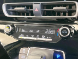 【オートエアコン】一度お好みの温度に設定すれば、車内の温度を検知し風量や温度を自動で調整。暑い&hellip;寒い&hellip;と何度もスイッチ操作をする必要はありません。快適な車内空間には必須の機能ですね♪