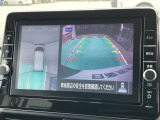 アラウンドモニター、上空から見下ろしているかのような映像をディスプレイに映し出し、スムースな駐車をサポートします。さらに、人や自転車など周囲に動くものがいる場合には、表示とブザーで注意を促します。