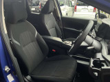 運転席からの視界が広く、隅々まではっきり見渡せます☆小物入れも多くスッキリした運転席廻り