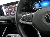 設定したスピードを上限に自動で加減速をし、一定の車間距離を保つ事で長距離運転の疲労を軽減する【ACC】が装備。