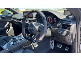 ハンドルのほうも今回の掲載にあたり新品でつけさせていただきました。パドルシフトもカーボンになっております。