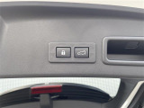 【パワーリヤゲート】スイッチひとつで後ろのバックドアを電動で開閉できます。荷物などで手がふさがっている時や離れた場所からでも、スマートにカーゴルームにアクセスできます。