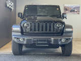 伝統のセブンスロットルグリルが一目でJeepと分かります。