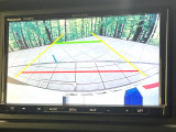 【バックカメラ】駐車時に後方がリアルタイム映像で確認できます。大型商業施設や立体駐車場での駐車時や、夜間のバック時に大活躍!運転スキルに関わらず、今や必須となった装備のひとつです!