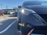 キセノンライトの約半分の電力で明るく照らすプロジェクタータイプのLEDヘッドライト(ロービーム)装備、LEDポジションランプがフェースを引き締めます。