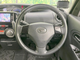 インテリアに合わせたデザインのステアリングは、運転される方のことも考え、運転しやすい形状、大きさです。是非一度、実際に触ってお確かめください。