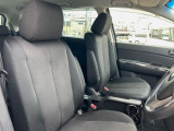 運転席まわりには十分なスペースがあり、大柄な方でもゆったり運転していただける環境です。