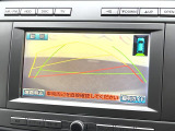 【バックカメラ】駐車時に後方がリアルタイム映像で確認できます。大型商業施設や立体駐車場での駐車時や、夜間のバック時に大活躍!運転スキルに関わらず、今や必須となった装備のひとつです