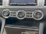 【オートエアコン】一度お好みの温度に設定すれば、車内の温度を検知し風量や温度を自動で調整。暑い&hellip;寒い&hellip;と何度もスイッチ操作をする必要はありません。快適な車内空間には必須の機能ですね♪
