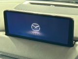 【10.25インチマツダコネクト】車内の雰囲気にマッチした大型ディスプレイ。スマホ接続でのナビ使用やBluetooth再生等、様々な機能が楽しめます。直感的なダイヤル操作が可能で、使い勝手も良好です。