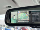 アラウンドビューモニターの映像はルームミラーにも映し出されます。
