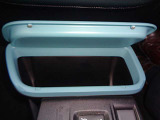 センターコンソール下部に収納BOXを配置。車内で使う様々なものをスマートに収納可能です。