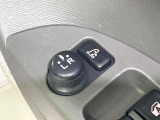 【電動格納ミラー】サイドミラーは電動格納式となっており、狭い駐車場でもキズがつくリスクを抑えられます。