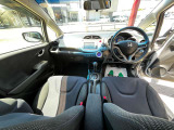 インパネ廻りの写真です。フロアーCVTですので、運転がしやすいです。純正メモリーナビ付きですので、ドライブやご旅行にとても便利です。