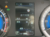 スピードメーター上に運転をサポートする様々な情報を表示してくれます。