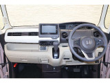 操作性に優れた運転席となります!小物入れや各ボタンの配置にこだわり、使いやすいです!座り心地もよく視認性も良好なのでロングドライブもお任せ下さい!