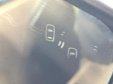 【ブラインドスポットワーニング】走行中、ドアミラーの死角になりやすい箇所に後続車が接近するとサイドミラー付近に警告を表示、ドライバーに注意喚起をしてくれます。