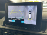 【マルチビューカメラシステム】まるでクルマを真上から見下ろしたかのような視点で駐車をサポートします!クルマの斜め後ろや真横など、前後左右の4つのカメラの映像が合成されて、モニターに映し出されます。
