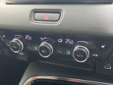 【左右独立型フルオートエアコン】運転席と助手席でそれぞれお好みの温度に設定可能。同乗者にも配慮した、快適な空調をお届け致します。