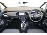 操作性に優れた運転席となります!小物入れや各ボタンの配置にこだわり、使いやすいです!座り心地もよく視認性も良好なのでロングドライブもお任せ下さい!