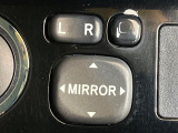 【電動格納ミラー】サイドミラーは電動格納式となっており、狭い駐車場でもキズがつくリスクを抑えられます。