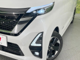 【LEDヘッドライト】悪天候や夜間走行時も良好な視界を確保し安心して運転できる高輝度LEDヘッドライトを装備!点灯速度が早く、消費電力も抑えられています。