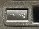 【パワーバックドア】スマートキーや運転席のボタンを押すだけでリアゲートが自動で開閉します!荷物を持っている時や、高い位置にあるバックドアを閉める際に便利な機能です♪