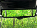 クリアサイトルームミラー ランドローバー初採用のテクノロジー。車体に装備したカメラによる後方映像がルームミラーに映し出されます。車両後方の様子をはっきりと確認できます。