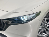 【LEDヘッドライト】悪天候や夜間走行時も良好な視界を確保し安心して運転できる高輝度LEDヘッドライトを装備!点灯速度が早く、消費電力も抑えられています。