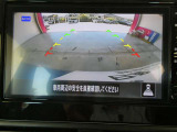 ギアを『R』に入れた後、カメラボタンを2回押すと、ナビ画面に後方の映像を映してくれるので、駐車がし易くなります。