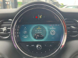 丸を基調としたMINIらしい運転席デザイン