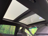 【パノラマルーフ】大型のガラスルーフ搭載で車内の解放感が一気にアップ!開放的なドライブをお楽しみいただけます。