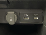 【アクセサリーソケット(電源ソケット)】電源からケーブルをつなげば、スマートフォンなどの電子機器の充電などを行うことができます!ゲーム機器や、カメラの充電にも便利ですね。