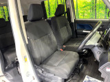 運転席まわりには十分なスペースがあり、大柄な方でもゆったり運転していただける環境です。