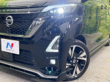 【LEDヘッドライト】悪天候や夜間走行時も良好な視界を確保し安心して運転できる高輝度LEDヘッドライトを装備!点灯速度が早く、消費電力も抑えられています。
