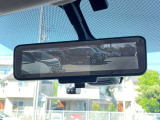 スマートルームミラー装備!夜間や雨天時など後方が視認しにくい時も鮮明な映像が映るんですよ!