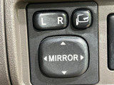【電動格納ミラー】サイドミラーは電動格納式となっており、狭い駐車場でもキズがつくリスクを抑えられます。