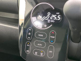 【オートエアコン】一度お好みの温度に設定すれば、車内の温度を検知し風量や温度を自動で調整。暑い&hellip;寒い&hellip;と何度もスイッチ操作をする必要はありません。快適な車内空間には必須の機能ですね♪