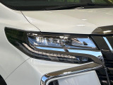 【LEDヘッドライト】悪天候や夜間走行時も良好な視界を確保し安心して運転できる高輝度LEDヘッドライトを装備!点灯速度が早く、消費電力も抑えられています。