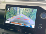 【バックカメラ】駐車時に後方がリアルタイム映像で確認できます。大型商業施設や立体駐車場での駐車時や、夜間のバック時に大活躍!運転スキルに関わらず、今や必須となった装備のひとつです!