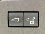【パワーバックドア】スマートキーや運転席のボタンを押すだけでリアゲートが自動で開閉します!荷物を持っている時や、高い位置にあるバックドアを閉める際に便利な機能です♪