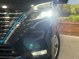 【LEDヘッドライト】悪天候や夜間走行時も良好な視界を確保し安心して運転できる高輝度LEDヘッドライトを装備!点灯速度が早く、消費電力も抑えられています。