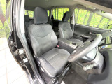 運転席まわりには十分なスペースがあり、大柄な方でもゆったり運転していただける環境です。