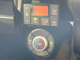 【オートエアコン】一度お好みの温度に設定すれば、車内の温度を検知し風量や温度を自動で調整。暑い&hellip;寒い&hellip;と何度もスイッチ操作をする必要はありません。快適な車内空間には必須の機能ですね♪